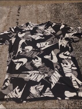 Nike Black & White All-Over Logo Short Sleeve Tee Sz Medium